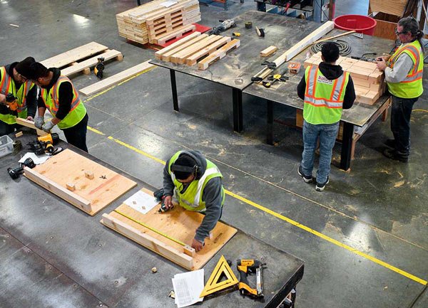 transpak-employees-assembling-various-custom-crates